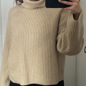 Beige stickad tröja  - Säljer denna jätte fina stickade tröjan då jag inte fått användning utav den längre.  Frakt: 69kr