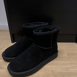 Vinterskor  - Supersköna vinterskor från Nelly! Väldigt liknande Uggs. Nästintill oanvända  har endast  gått med dom ute en kort sträcka. Storlek 39💗 Köparen står för frakt. 