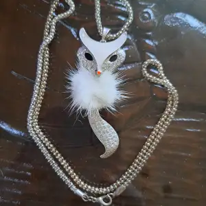Här har jag ett jättefint halsband (guldfärgat), med en söt luddig räv på, längd ca 50cm🌞 Pris 15 kr plus frakt 16 kr 🌞 Vid frågor kontakta mig 🌞 Anki 