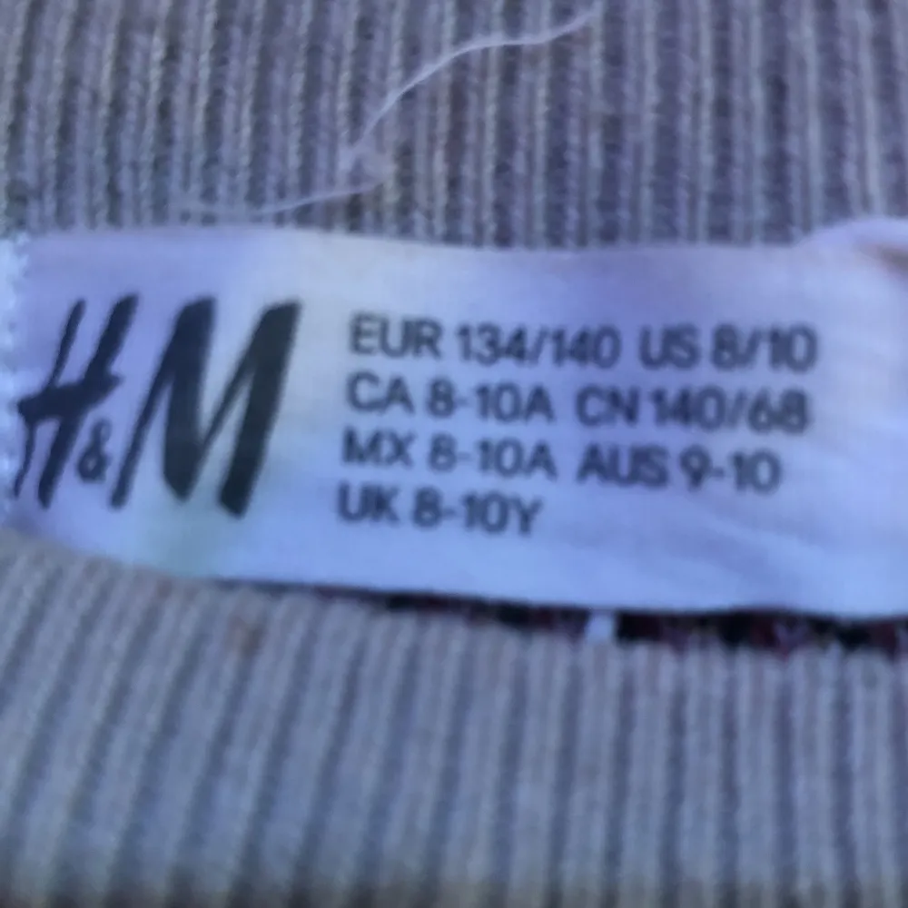 Super mysig mickey mouse tröja från h&m ❤️ säljer då den är för liten och inte riktigt min stil längre! . Tröjor & Koftor.