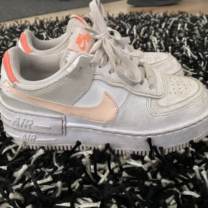 Nike skor - Beige rosa är skorna😄Jätte fina skor! Det är bara att skriva till mig om ni vill köpa!😊