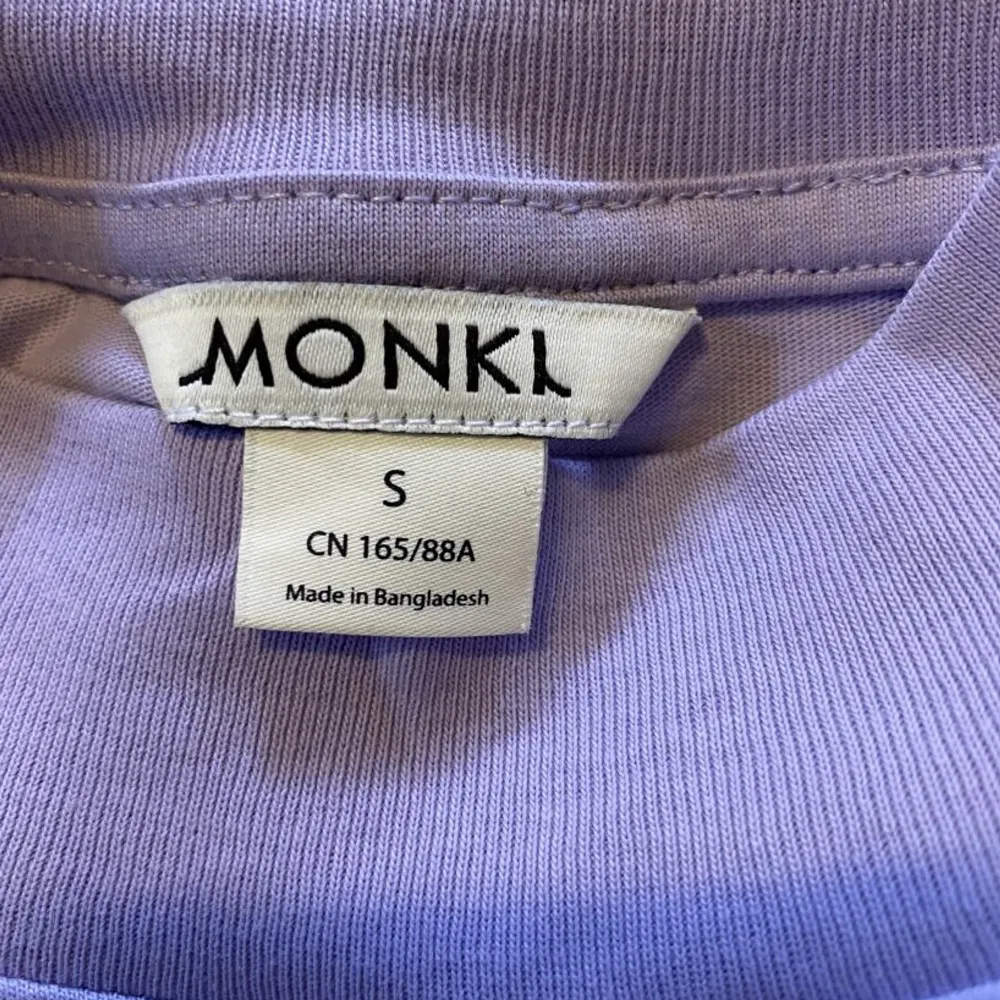 Super söt lila färgad t shirt med polo från Monki. Helt oanvänd och endast testad 🤍. T-shirts.