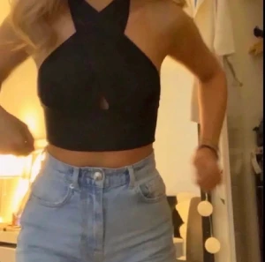 Halternecktop na-kd - Jättesöt top från na-kd Storlek S men väldigt stretchiga så passar de flesta. (Lånade bilder men det är samma tröja)