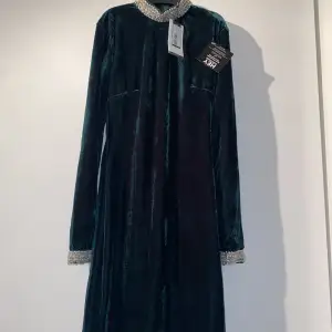 Super söt mörkgrön klänning i sammet.  Aldrig använd etiketten finns kvar.