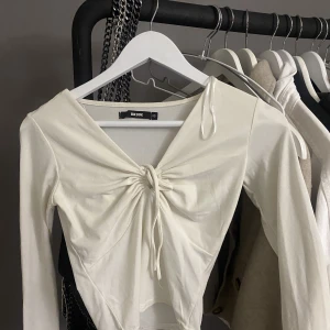 Vit tröja 💗 - Vit tröja från bikbok, knappt använd💗går att styla lite med snörena💗