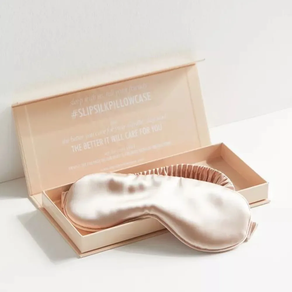 HEJ! Inom kort kommer jag att börja sälja bland annat dessa satin sovmasker som är perfekt att ha på natten för att skydda fransarna🤍☁️ Följ för mer info!. Asusteet.
