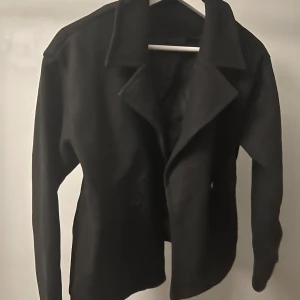 Svart kappa - Säljer min svarta kappa i Storlek L. Den är dock som en S i storleken. Aldrig använd och säljer på grund av att ja inte han lämna tbx i tid🥰 Superfin och trendig kort kappa! Säljer för 100kr + frakt❣️