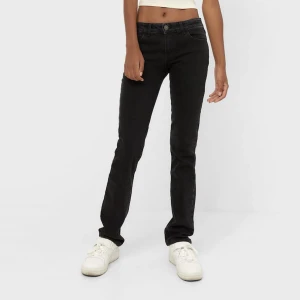 Stradivarius jeans - Lågmidjade grå/svarta stradivarius jeans, säljer för dom blivit lite små på mig. Dom är i strl 34 men är små i storlek.