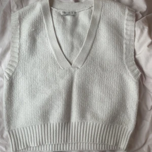 Väst - Stickad väst från ginatricot, storlek xs❤️ tjockt och lyxigt material, ja upplever inte att den sticks