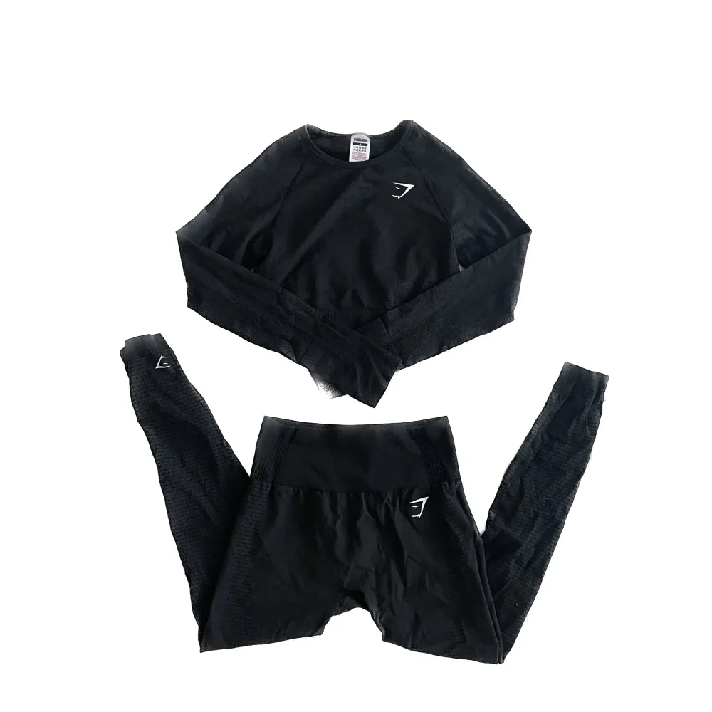 Knappt använd Gymshark tröja + leggings i storlek M. Väldigt fina och svart färg ⚡️. Toppar.