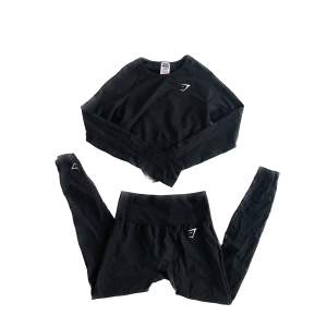 Knappt använd Gymshark tröja + leggings i storlek M. Väldigt fina och svart färg ⚡️