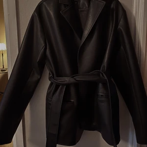 LXA kavaj - Säljer min lyxiga lxa kavaj i strlk XS från linn ahlborgs klädesföretag. Varan är slutsåld aka one of a kind kavaj. Nytt skick, använt max 2 grr (påriktigt)💅🏾