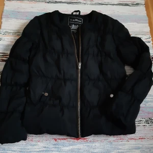 Jacka - Säljer en svart jacka i storlek 40.