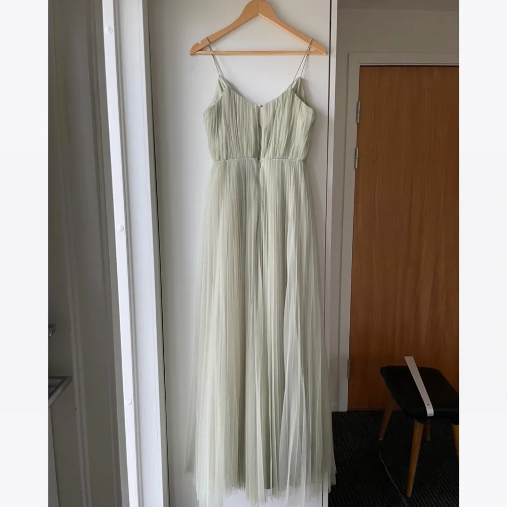 Lång ljusgrön klänning från Asos. Använd 1 gång som balklänning, som ny. Storlek 36. Kontakta för fler bilder hur den ser ut på 💓. Klänningar.