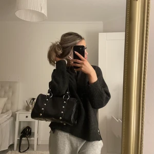 Svart väska  - Super fin och enkel väska i skinn, får plats med väldigt mycket inuti. Rostfritt stål så den klarar av regn 💞