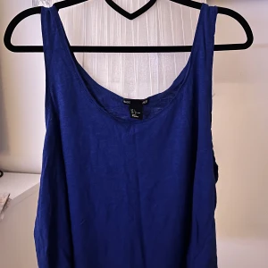 Blått linne - Jätte fint blå linne från Hm! Storlek L men sitter jätte fint på mig som är S! NyPris: Vet ej