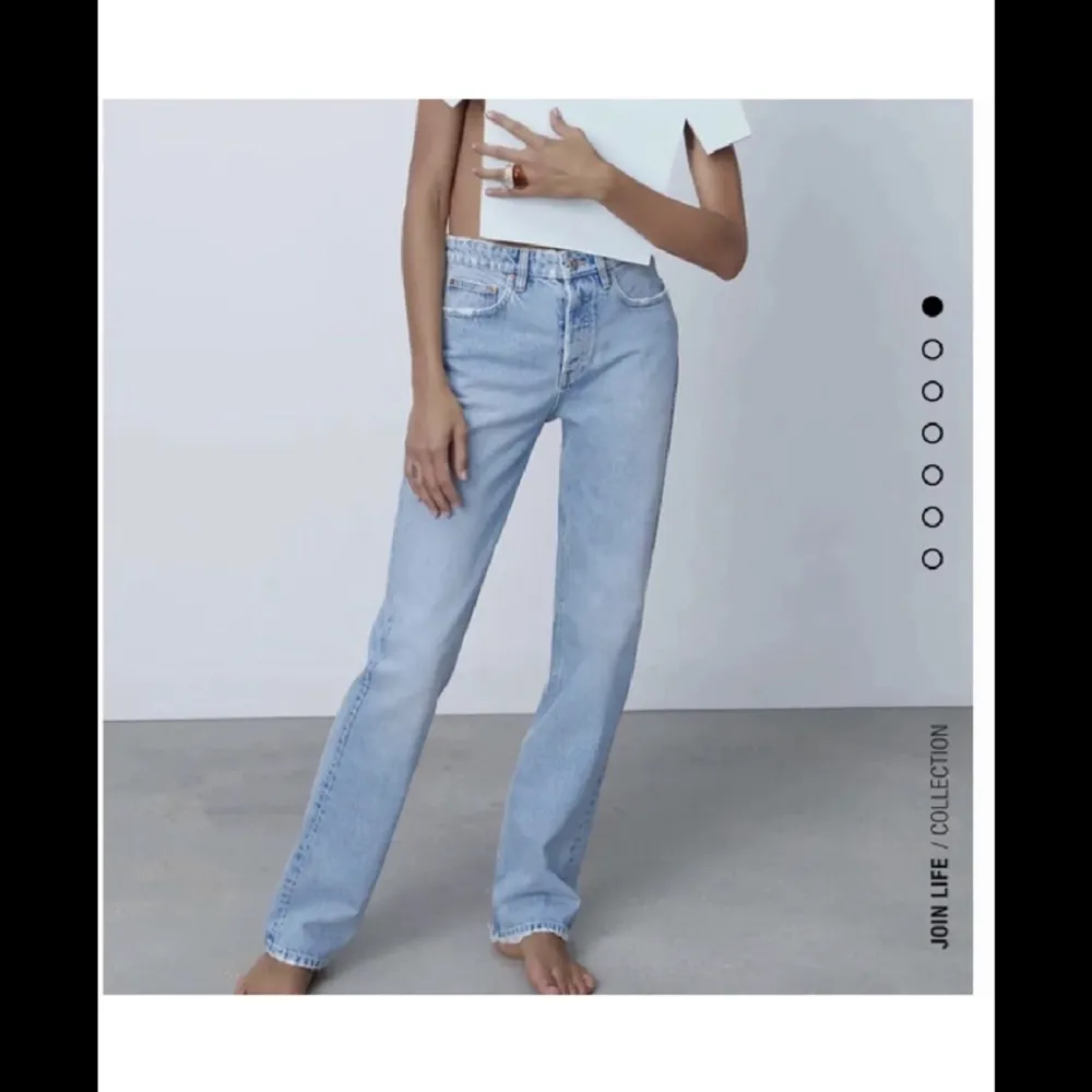 Zara mid Rise jeans som har blivit för små  De e uppklippta så de påpassar mig som e 165 . Jeans & Byxor.