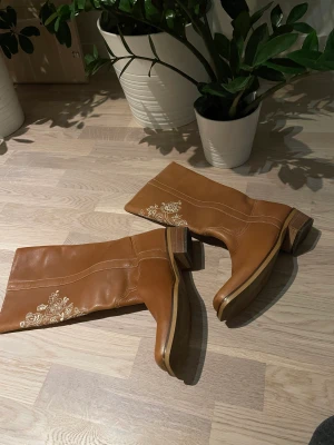 Cowboyboots🤎 - Snygga unika cowboyboots som knappt har kommit till användning🤠