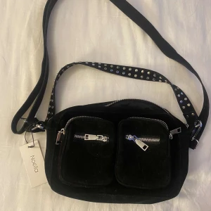 Stor Noella väska - Säljer nu min så fina Noella väska då den aldrig har kommit till användning! Prislappen sitter alltså kvar. Endast legat så lite dammig är den men fixar självklart det innan köp.💞 Vid snabb affär kan priset eventuellt diskuteras.