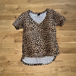 Tunnare T-shirt  - En tunnare t-shirt från Gina. Lite längre baktill. Hund finns i hemmet 