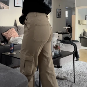 Beige byxor - HELT NYA - prislapp kvar Beige cargobyxor från Jfr.se Säljes då de är för stora för mig. 