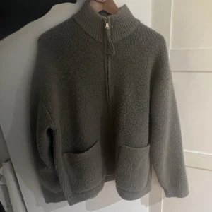 Zara kofta/jacka - Säljer denna populära kofta från zara herr. Slutsåld. Inte använd så många gånger men skicket är som de ser ut på bilden. Storlek s-m. Köparen står för frakt! 