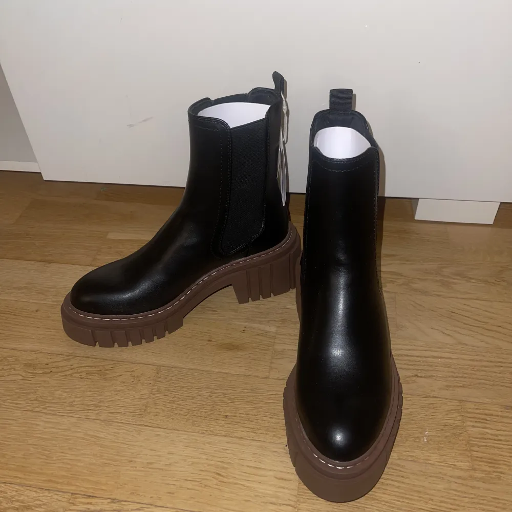 Completely new ankle boots from Stradivarius. Size 37 EU. Skor.