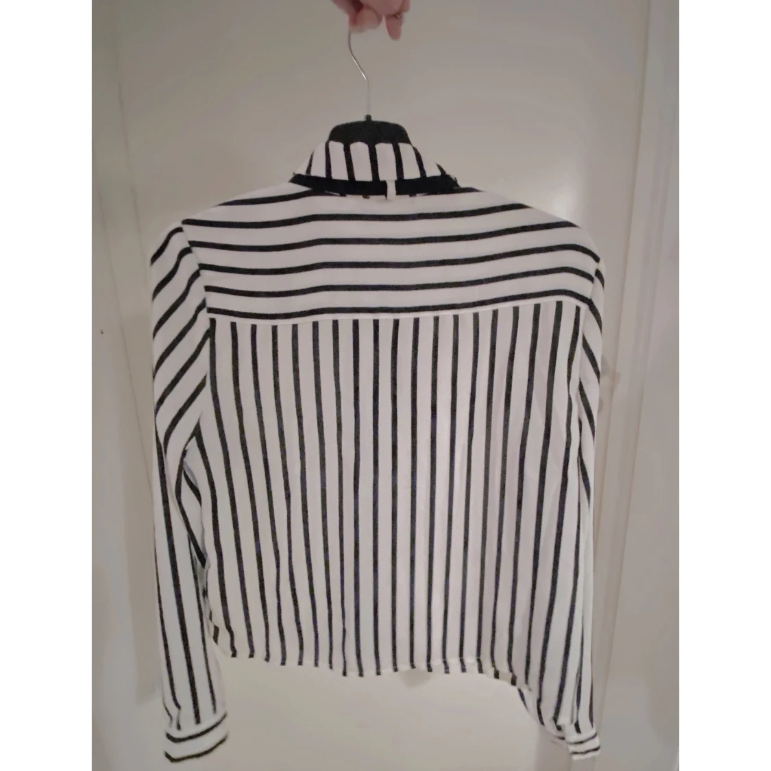 Skjorta, svart- och vitrandig med knyt fram. - 90