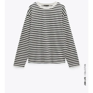 Randig Tröja - Supersnygg randig tröja från Zara med gröna streck! Använd fåtalgånger så är i bra skick💕 Pris går att diskuteras.