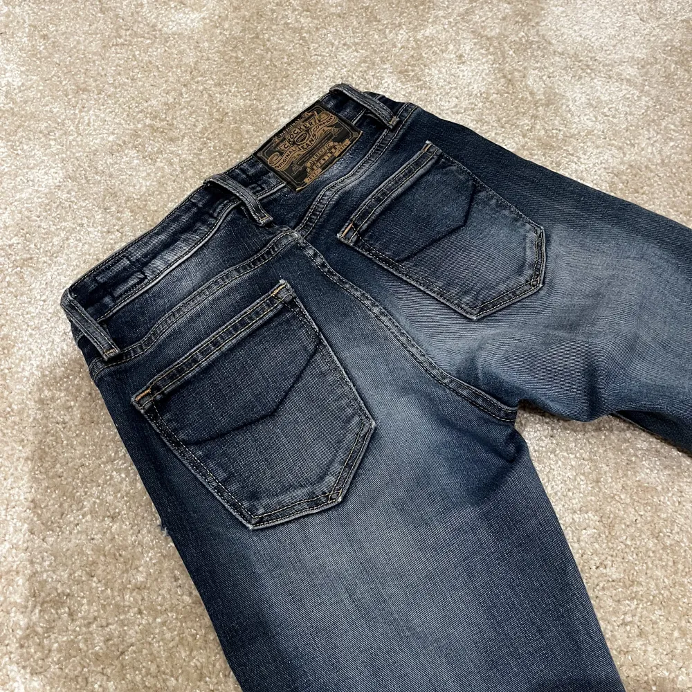 Säljer Lågmidjade jeans med boot cut! Då de tyvärr är för små för mig💕. Jeans & Byxor.