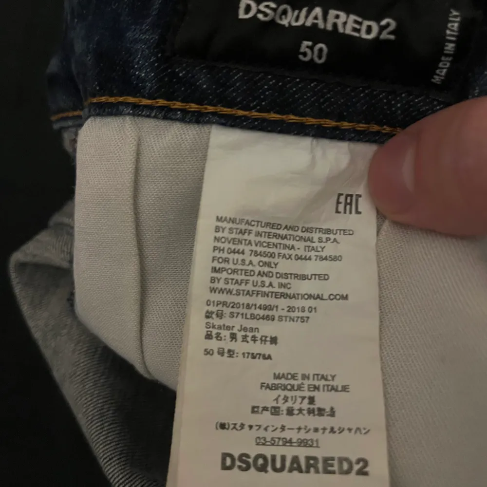 Säljer dessa snygga Dsquared2 jeans som är icke autentiska för endast 449kr! de är i väldigt fint skick och oanvända. Passar dig som är mellan (170-180cm) lång. . Jeans & Byxor.