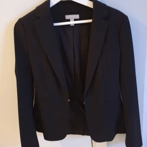 Kavaj från hm storlek 36 - Jättefin kavaj, bra passform med fina detaljer, storlek 36 Säljer den för den passa mig inte längre tyvärr