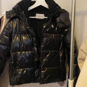Jacka - fin Calvin klein jacka köpt för nån månad sen säljer då den inte kommer till användning, köpte för 2195 säljer för 700