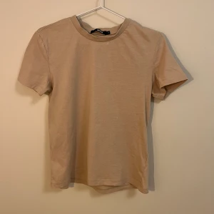 Söt formlära t-shirt - BikBok. Beige/ljusbrun. Figurnära och lagom längd, inte magtröja och inte för lång. Mycket bra kvalitet, endast använd ett fåtal gånger. 