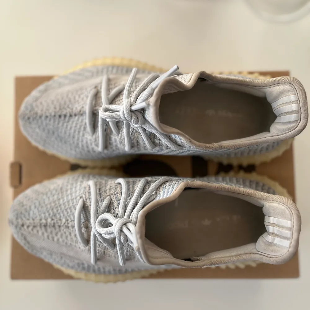 Hej! Säljer mina Yeezy 350 Cloud White. Bästa färgkombinationen av de nyare kollektionerna. Kommer inte göras fler Yeezys så passa på om du vill ha ett par. Perfekta skon till sommaren. Superskön och luftig. Dem är tyvärr för små för mig.. Skor.