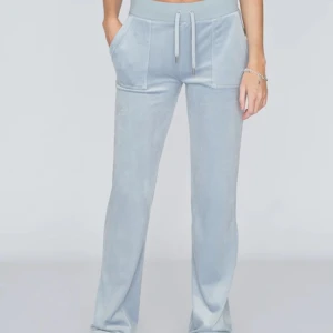 Juicy - Säljer mina ljusblåa juicy byxor, använd ett par gånger men i väldigt bra skick fortfarande förutom att snöret har åkt ut men har kvar det, Fråga om mer bilder om de behövs! / pris kan diskuteras💕