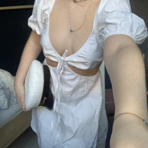 Vit klänning  - Jättesöt vi klänning ifrån Nelly i storlek 38. Perfekt för studenten! Köparen står för frakten, 60kr❤️‍🔥