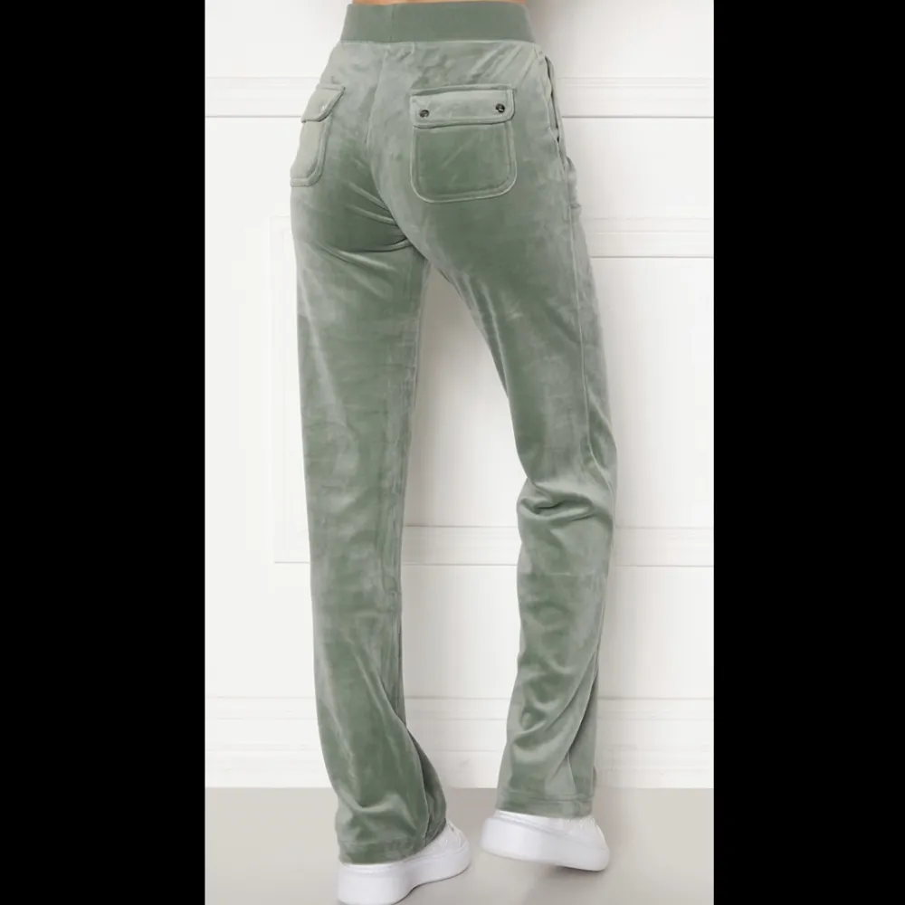 Super fina Juicy byxor i färgen Chinios Green. Inte mycket använda. 💚750kr + frakt. Jeans & Byxor.