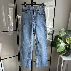 Straight/vida ljusblå jeans från Zara i storlek 36. Jeans är helt oanvänd med prislapp