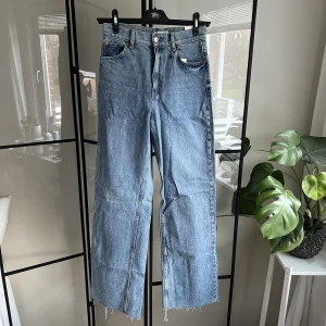 Jeans  - Straight/vida ljusblå jeans från Zara i storlek 36. Jeans är helt oanvänd med prislapp