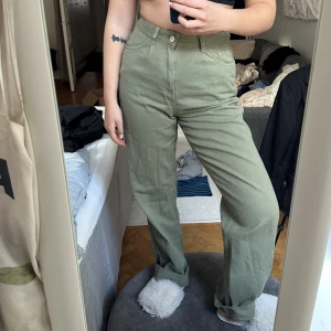 Jeans - Olivgröna jeans Rätt långa men funkar fint att klippa av eller vika upp