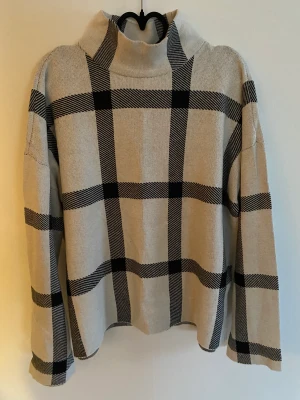 Finstickad tröja  - Knappt använd, fint skick. Pris exl. Frakt. Betalning innan leverans. 