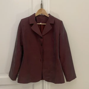 Vinröd kavaj-overjacket  - Kavaj/ overjacket i mörk lila-röd-ish färg. Den reflekterar lite i en grå färg. Säljer den pga den tyvärr är för stor för mig. 