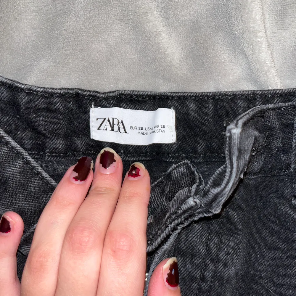 Ett par svarta ”slitna” shorts ifrån Zara i strl 38. Shorts.