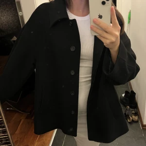 Kappa - Svart kort kappa från NA-KD 