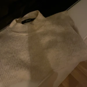 Stickad tröja  - Mysig sickad tröja från veromoda, inga defekter 