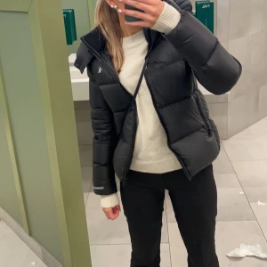 Jacka  - Säljer min CK jacka som jag nu inte har användning av, som helt ny u fint skick❤️köptes för 1500