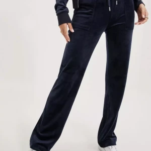  Juicy byxor  - Hej! Jag säljer mina fina mörk blå Juicy byxor i storlek xs säljer pga dom ej kommer till någon användning och använt ett få tal gånger. Priset kan diskuteras men Köpare står för franken 