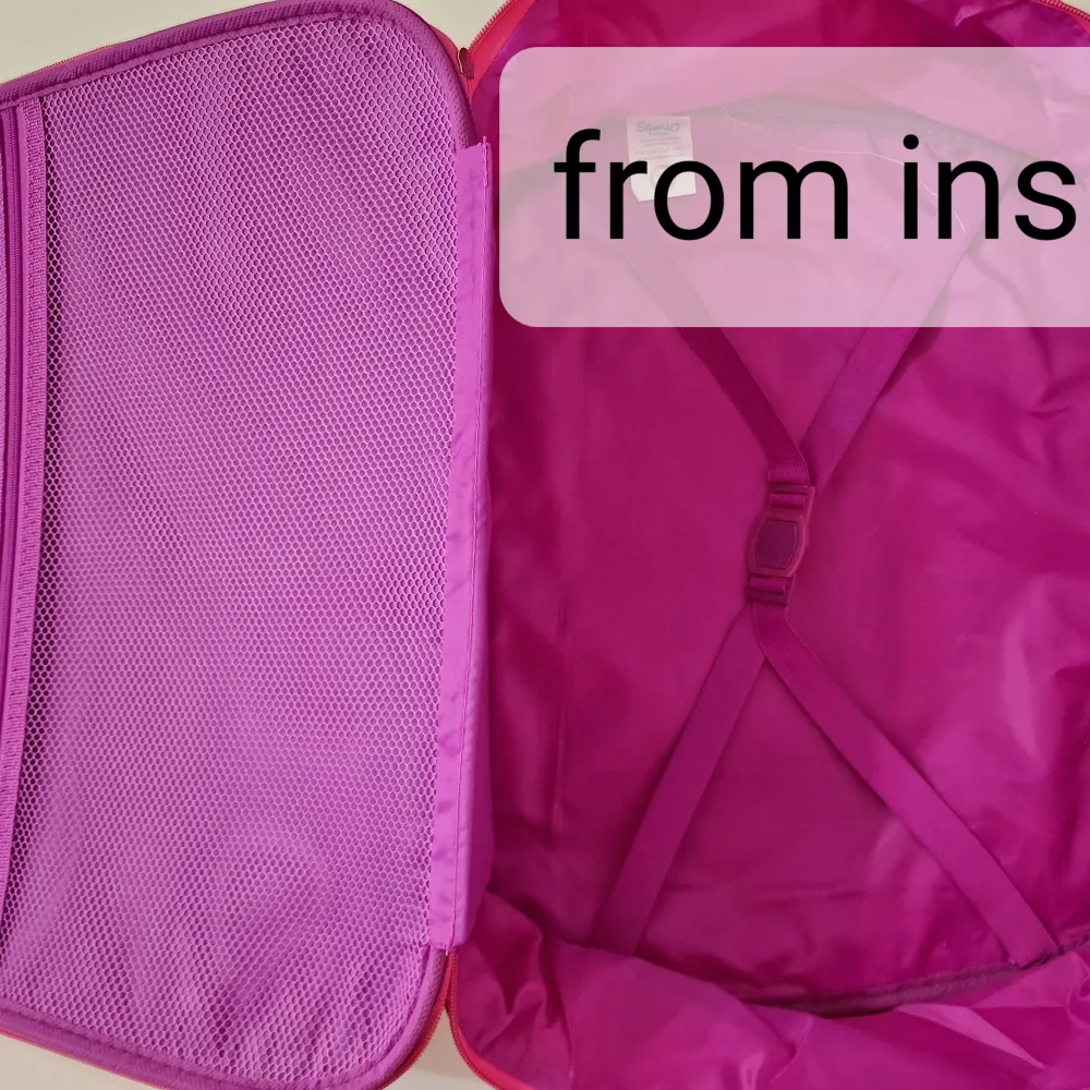 Hej  En Hello Kitty väska i rosa. Aldrig använd. Den har följande mått: 42cm x 32cm x 12 cm. Axelrem. Fina läderdetaljer. Nätficka inifrån och remar inne.  . Väskor.