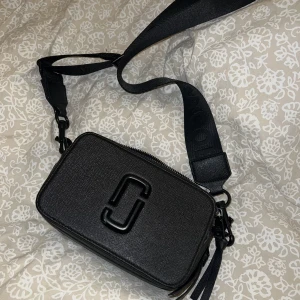 Marc Jacobs väska snapshot - Lite skavanker som syns på sista bilden, kan skicka fler bilder om så önskas! Köpt second hand och därav priset❤️